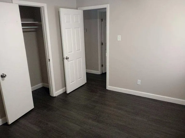25 Kenwood Cres — Photo 2