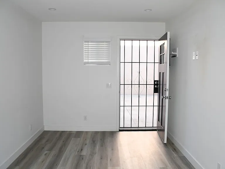 994 Valencia St — Photo 22