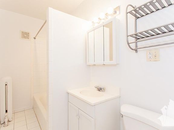 4th image of 4809 N Wolcott Ave APT 3B