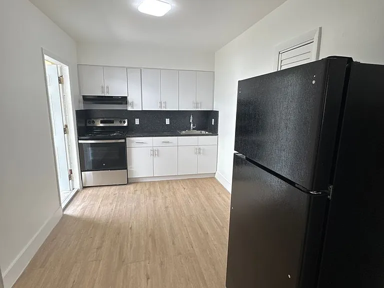 936 SW 4th St — Photo 3