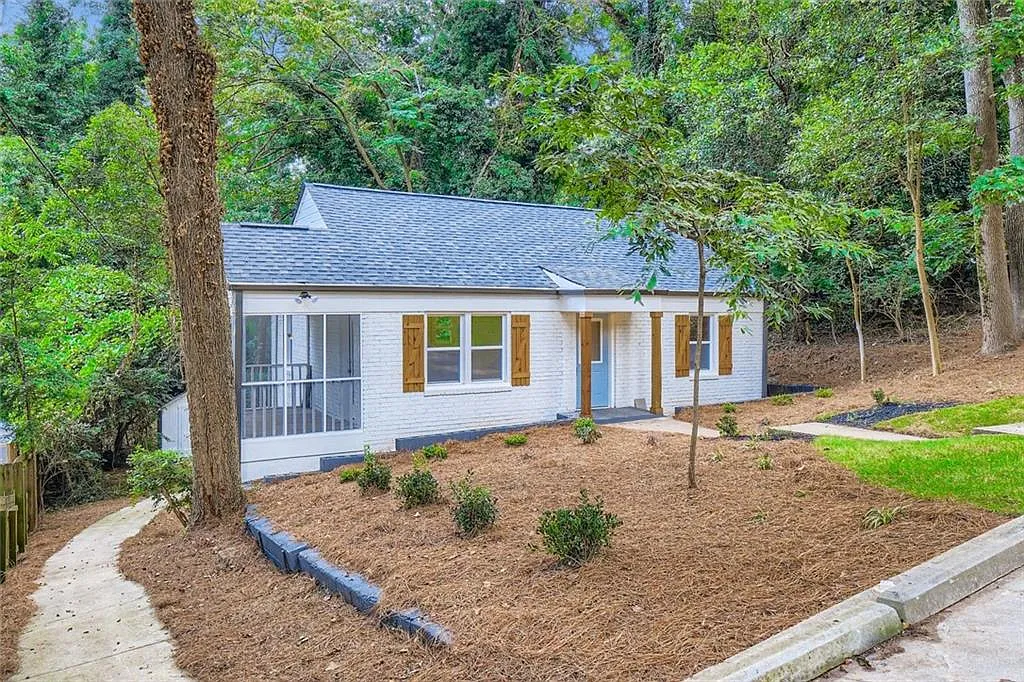 3 bed, 1.0 bath, 825 sqft, $1,995 — Photo 3