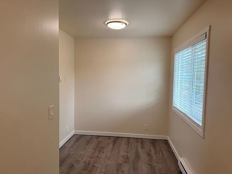 C2402 - Maple Court Apartments — Photo 23