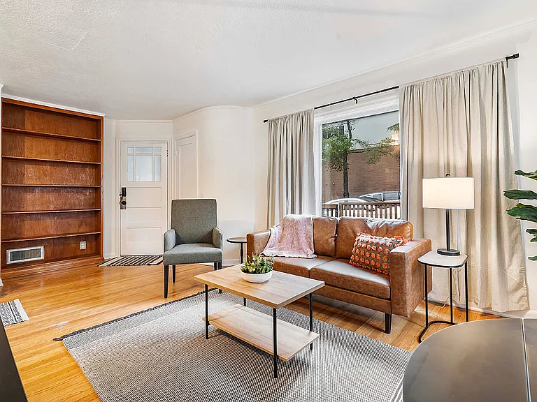1104 SW Gaines St #B — Photo 1