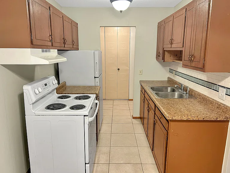 Tradewinds Apartments — Photo 13