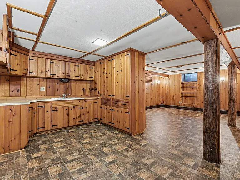 125 W Governor Rd — Photo 20