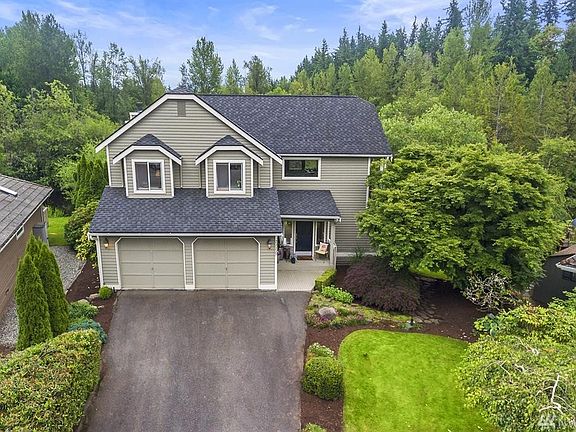 Be just the second person ever to own this beautiful home. A perfect setting for maximum privacy, but all the benefits of the cul-de-sac community. 