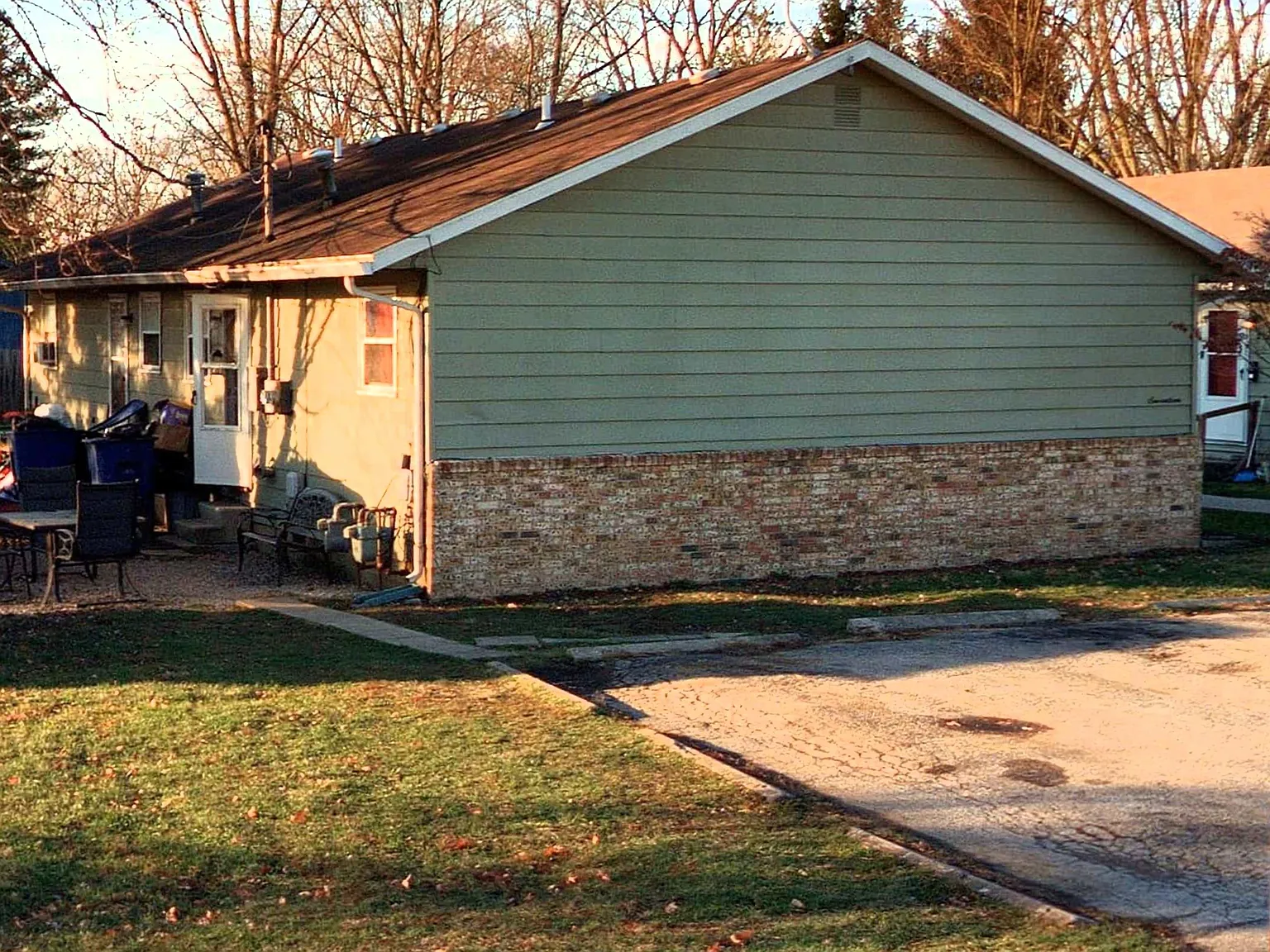 2 bed, 728 sqft, $1,049 — Photo 1
