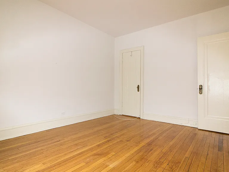 536 - Bedroom