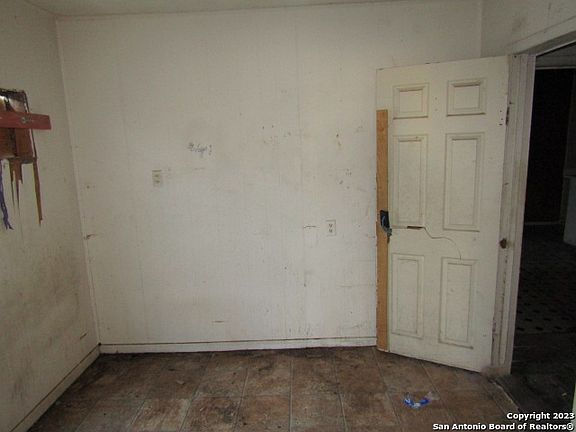 4th image of 1615 S Elmendorf Street