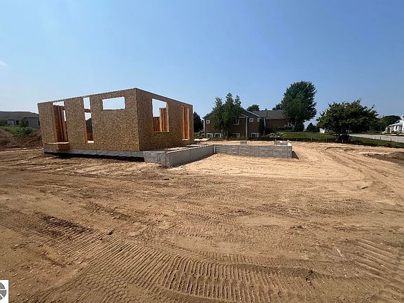 4th image of 588 Madeira Dr