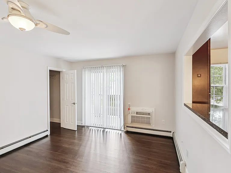 Queens Gardens Apartments — Photo 13
