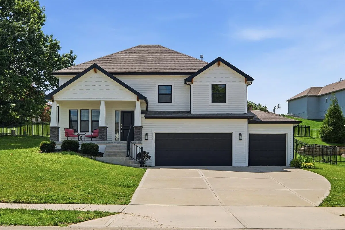 4 bed, 3.0 bath, 1935 sqft, $2,800 — Photo 1