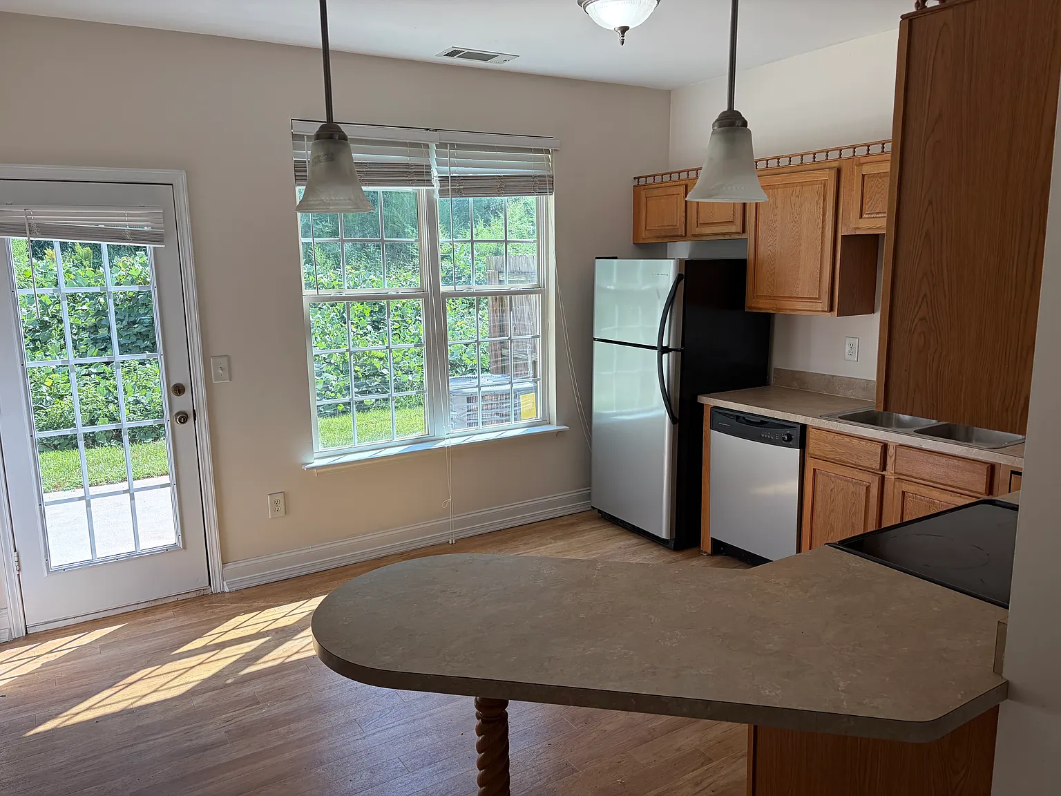 2 bed, 1.5 bath, 1000 sqft, $1,495 — Photo 2