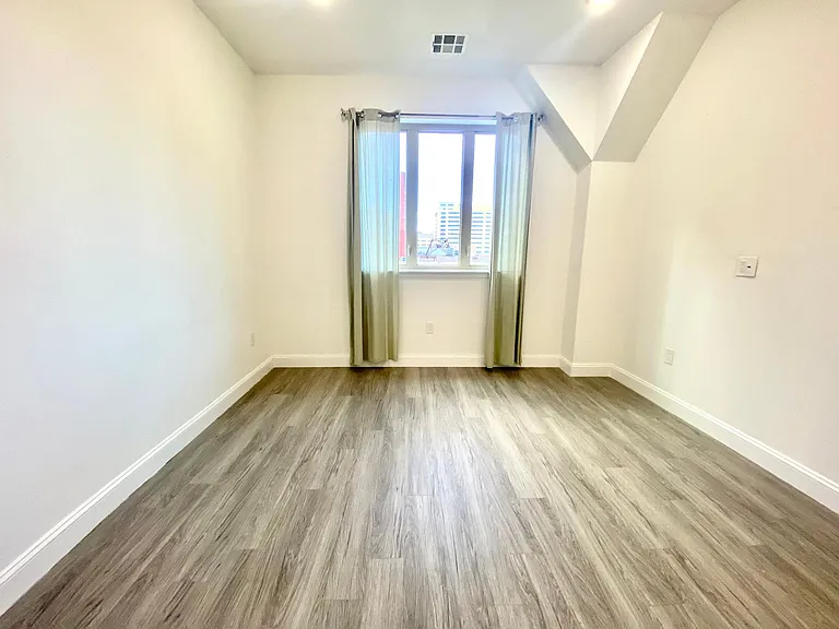 439 N 13th St #3E — Photo 7