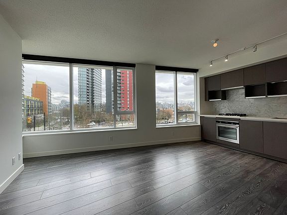 3rd image of 38 Smithe St #353
