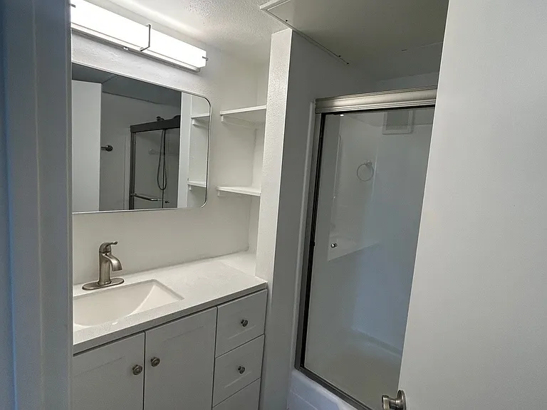 Glenoaks Apartments — Photo 10