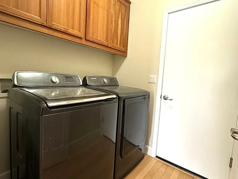 402 Albrecht St — Photo 25