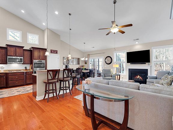 5th image of 221 Castlemaine Dr