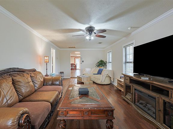 4th image of 2410 Harris St