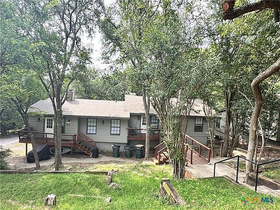 3rd image of 901 Hillyer St