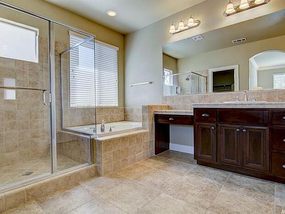 2nd image of 1418 La Guardia Cir