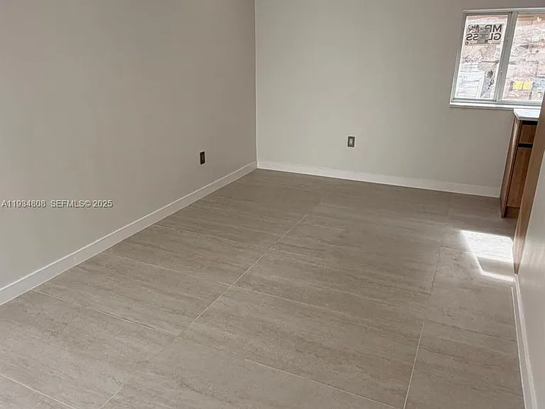 2436 SW 7th St #9 — Photo 5