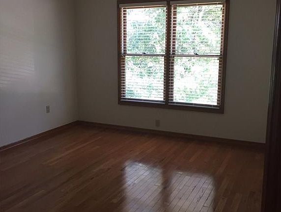 2nd image of 302 Woodbridge Dr