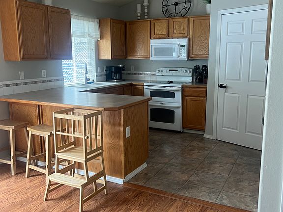 4th image of 526 E Blackhawk Dr