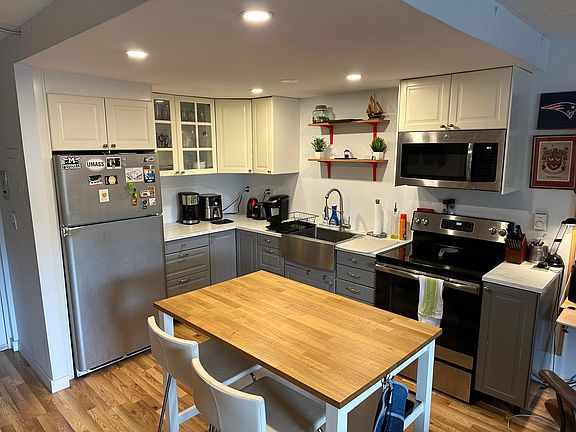 2nd image of 179 Presidents Ln Unit 3F