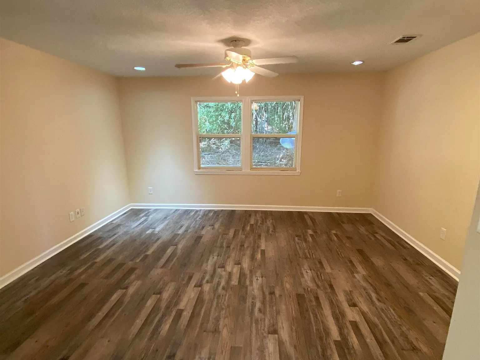 2 bed, 1.0 bath, 1000 sqft, $1,320 — Photo 2