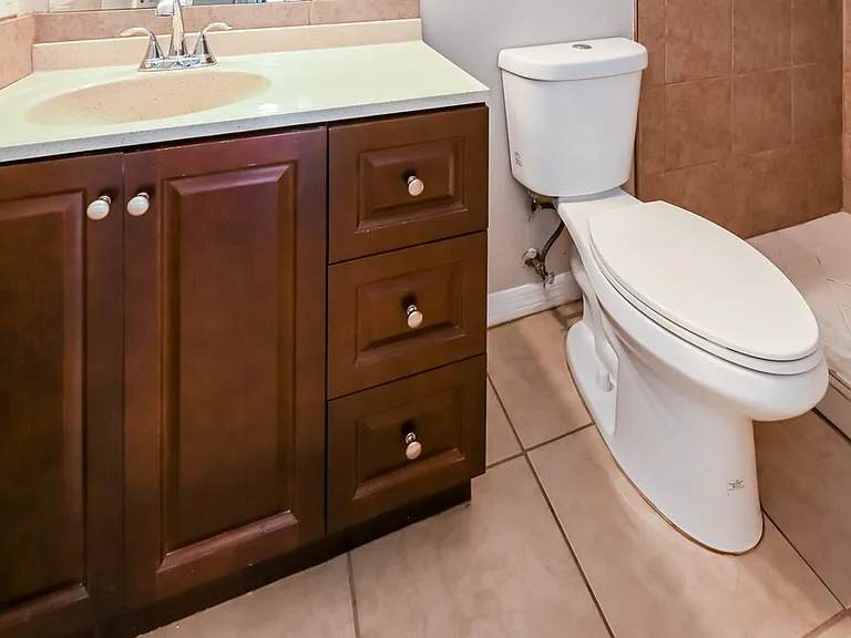 1834 Manitoba Ct N — Photo 12