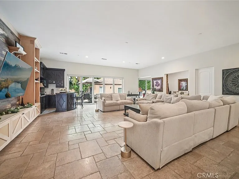17401 Raymer St — Photo 9