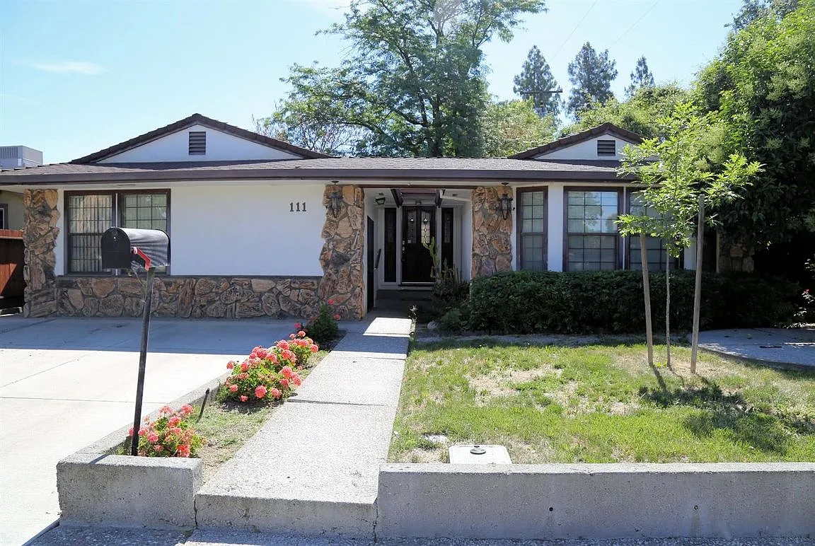 111 Abele St photo 1