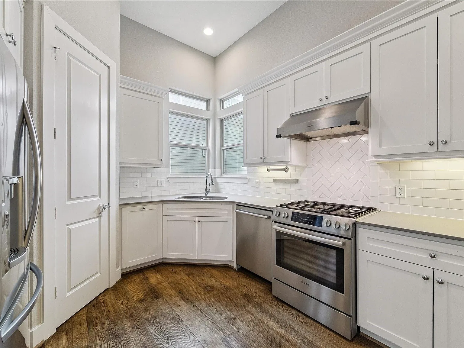 4 bed, 4.0 bath, 2256 sqft, $3,300 — Photo 3