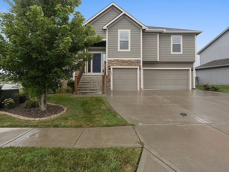 16026 Shady Bend St — Photo 2