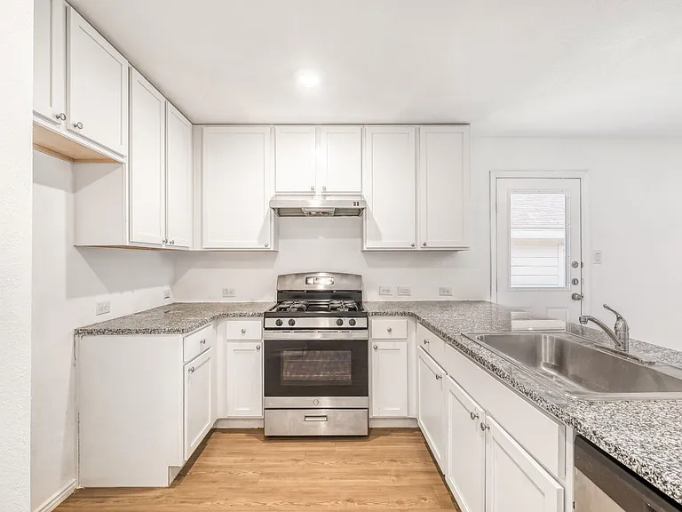 7102 Satellite Dr — Photo 21