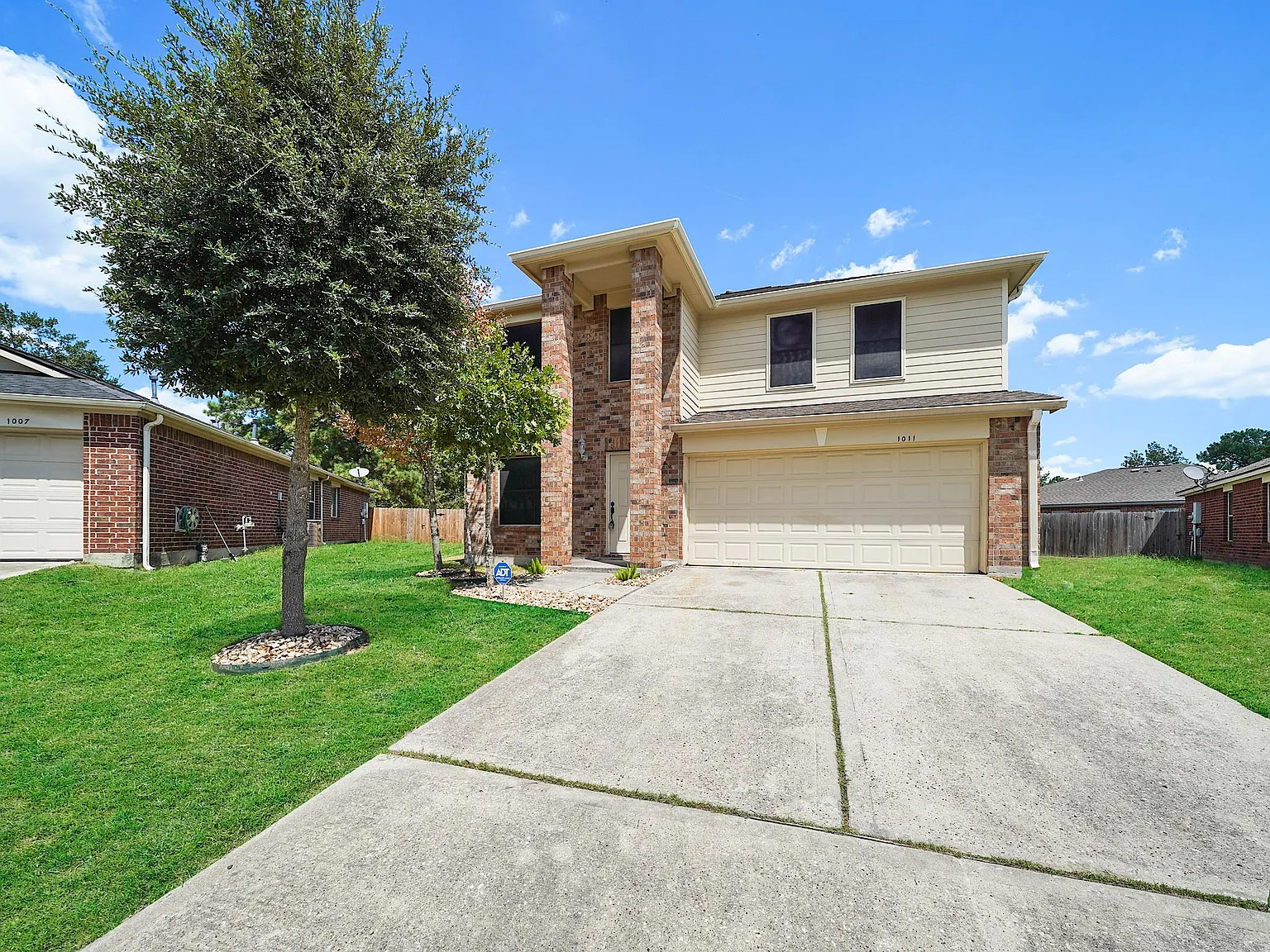 4 bed, 2.5 bath, 2777 sqft, $2,300 — Photo 2