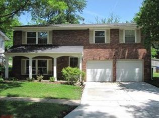 921 Queensbridge Rd, Ballwin, MO 63021