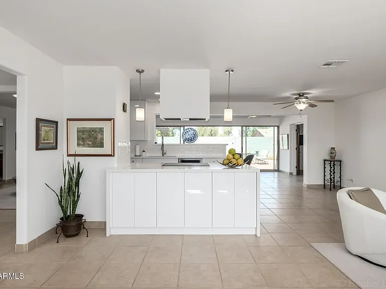 644 E La Jolla Dr — Photo 7