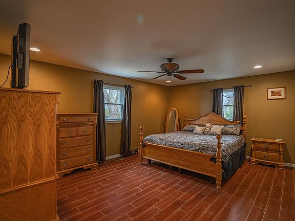 3rd image of 643 Crown Hill Dr W