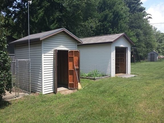 4th image of 2821 Airport Ave