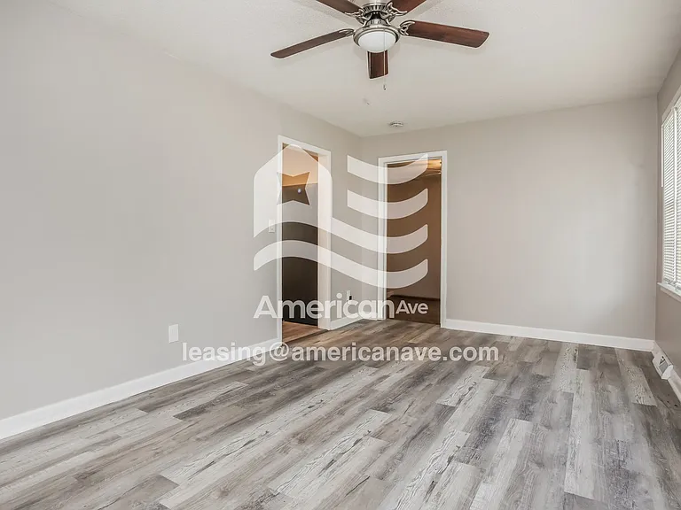 1268778_002_wm_-_living_room_13076027.jpg