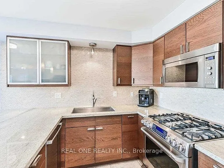 2380 Guildstone Cres — Photo 2