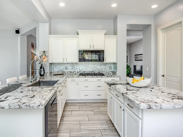 1230 E Canary Dr — Photo 4