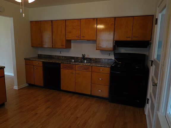 4th image of 2265 Woodlawn St