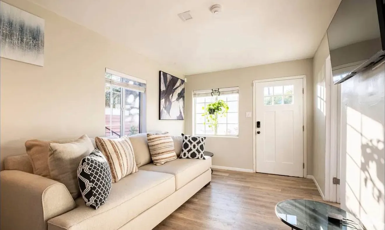 3 bed, 850 sqft, $2,800 — Photo 2