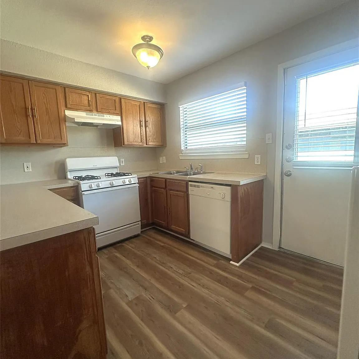3 bed, 2.0 bath, 1269 sqft, $1,725 — Photo 3