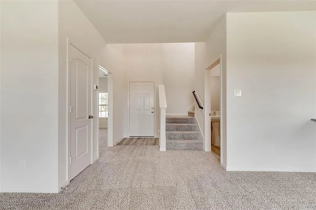 4 bed, 2153 sqft, $2,500 — Photo 2
