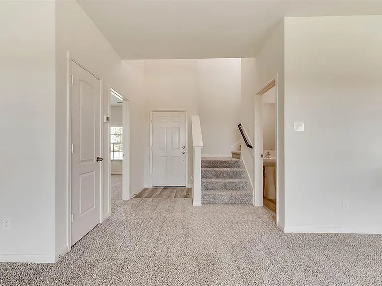 3080 Chillingham Dr — Photo 2