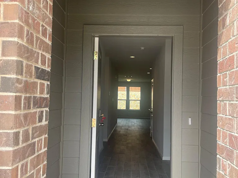 1012 De Wit Dr — Photo 2